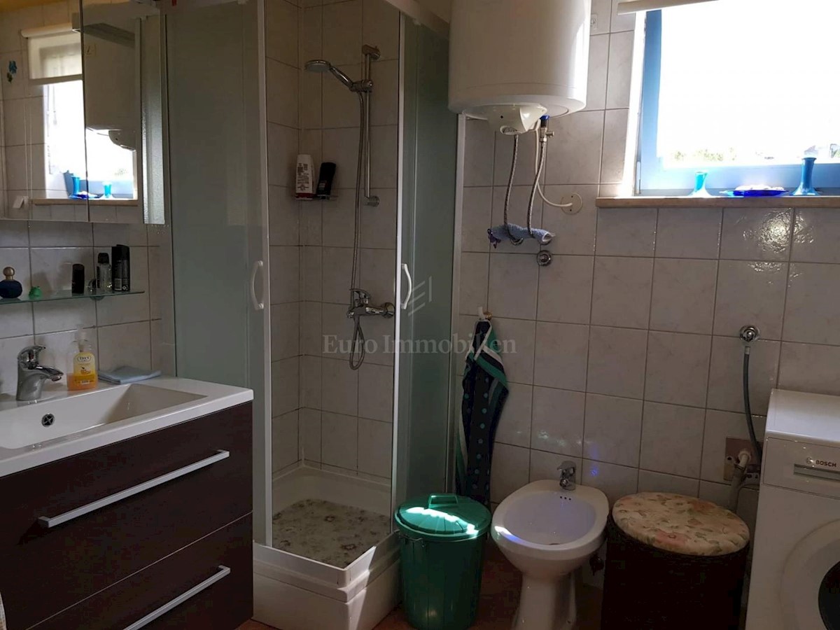 Samostojeća kuća s uređenom okućnicom