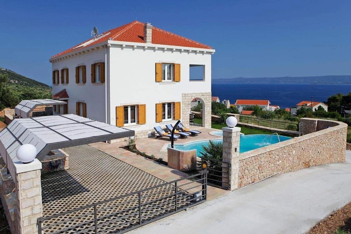 Luxury villa in a top location with a beautiful view of the sea