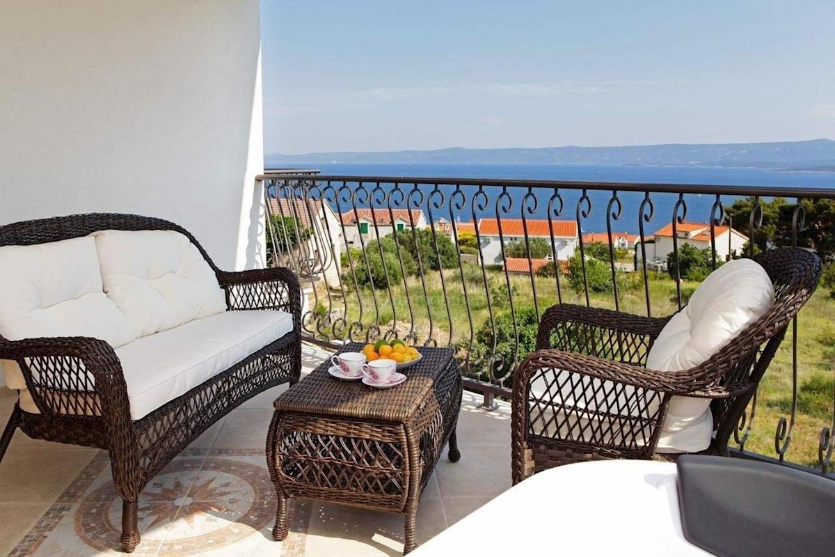 Luxury villa in a top location with a beautiful view of the sea