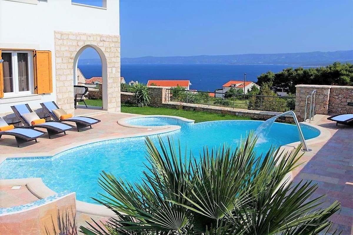 Luxury villa in a top location with a beautiful view of the sea