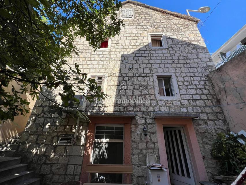 Semi-detached old stone house in the very center of Makarska