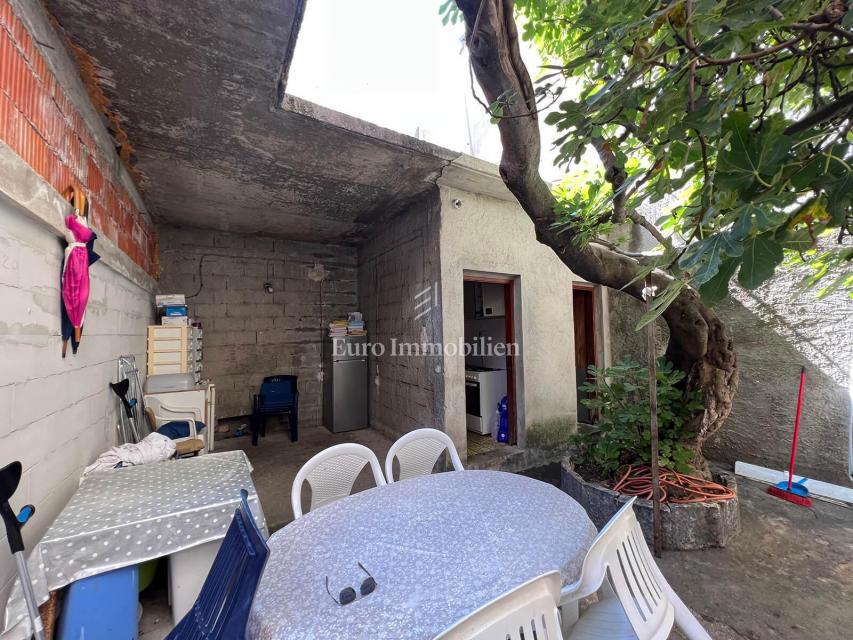 Semi-detached old stone house in the very center of Makarska