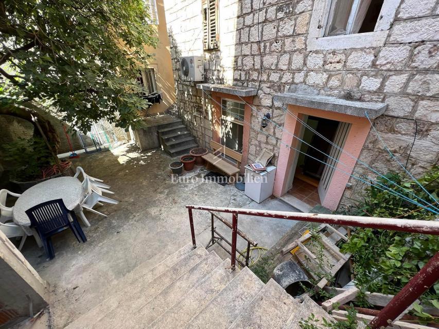 Semi-detached old stone house in the very center of Makarska