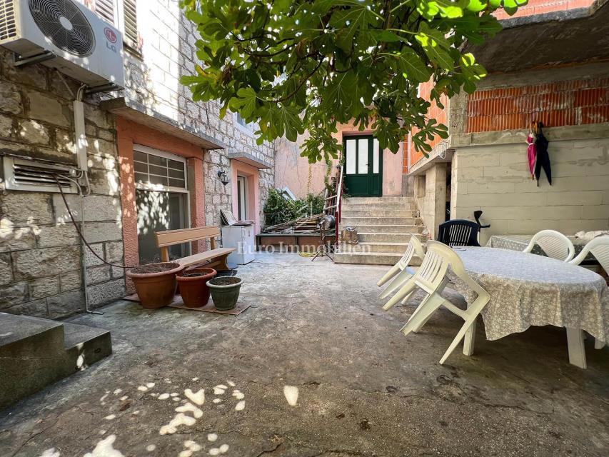 Semi-detached old stone house in the very center of Makarska