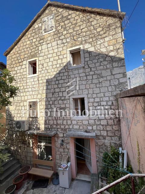 Semi-detached old stone house in the very center of Makarska