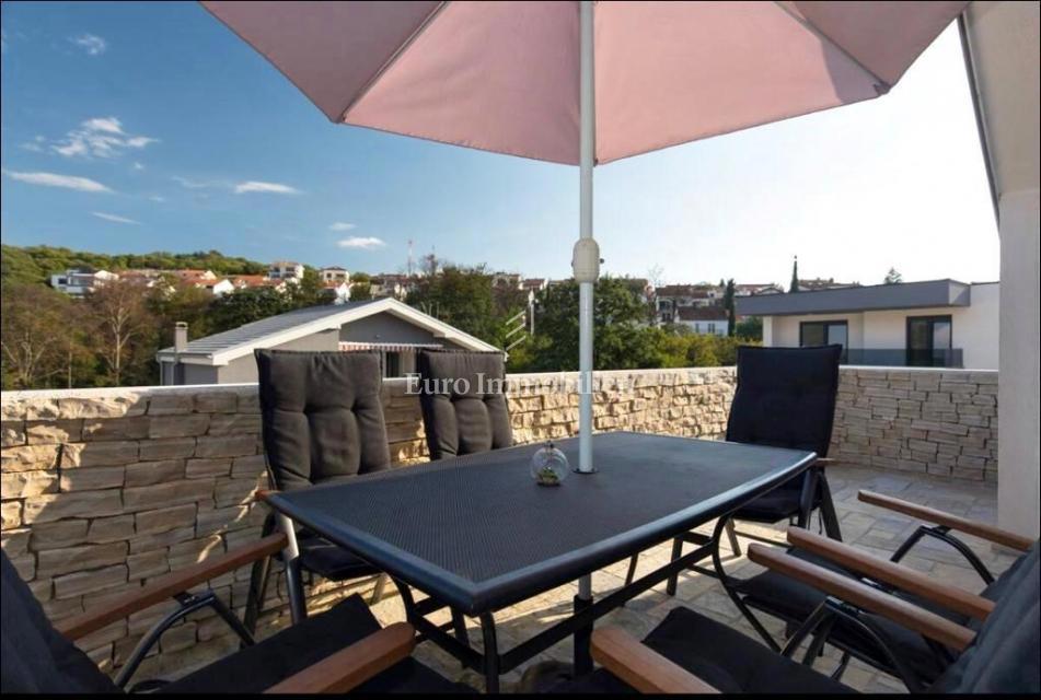 Penthouse con vista mare e giardino, 300 m dal mare, Njivice, isola di Krk 