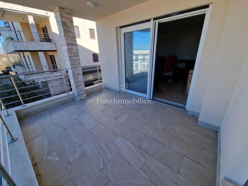 Apartment with sea view and garden, Njivice - island Krk