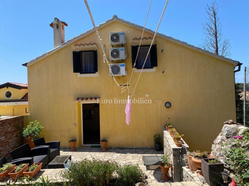 Mali Lošinj - semi-detached house with two apartments