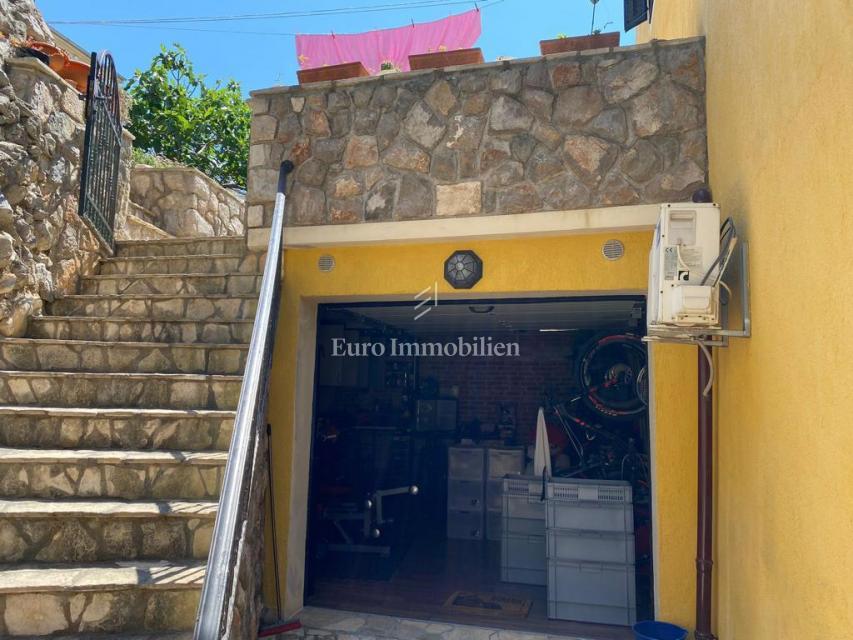 Mali Lošinj - semi-detached house with two apartments