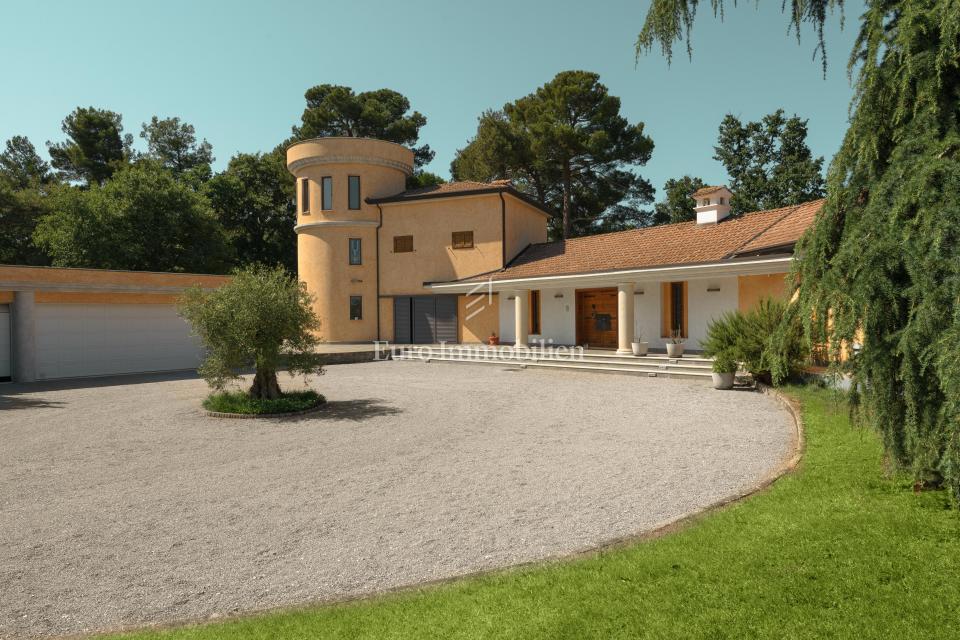 Marcana - villa di lusso con torre