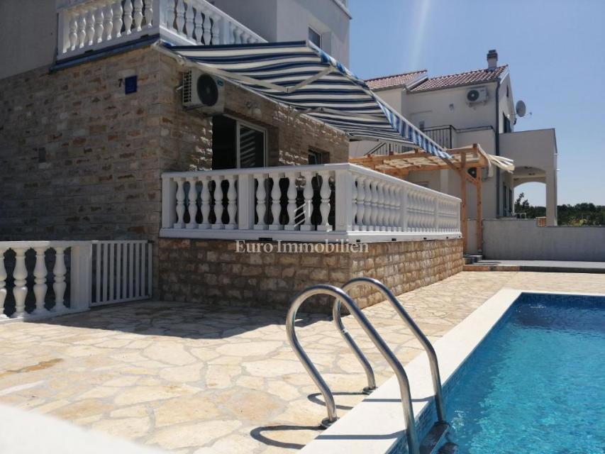 Casa con tre appartamenti e piscina, vista mare - Maslenica