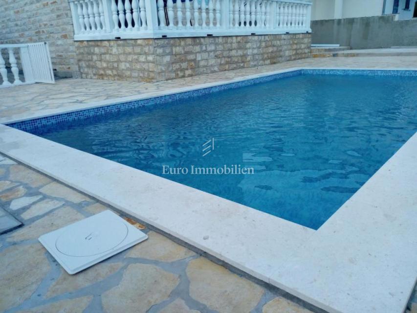 Casa con tre appartamenti e piscina, vista mare - Maslenica