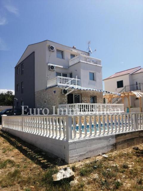 Casa con tre appartamenti e piscina, vista mare - Maslenica