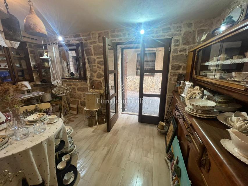 Pirovac - casa con appartamento i spazio commerciale