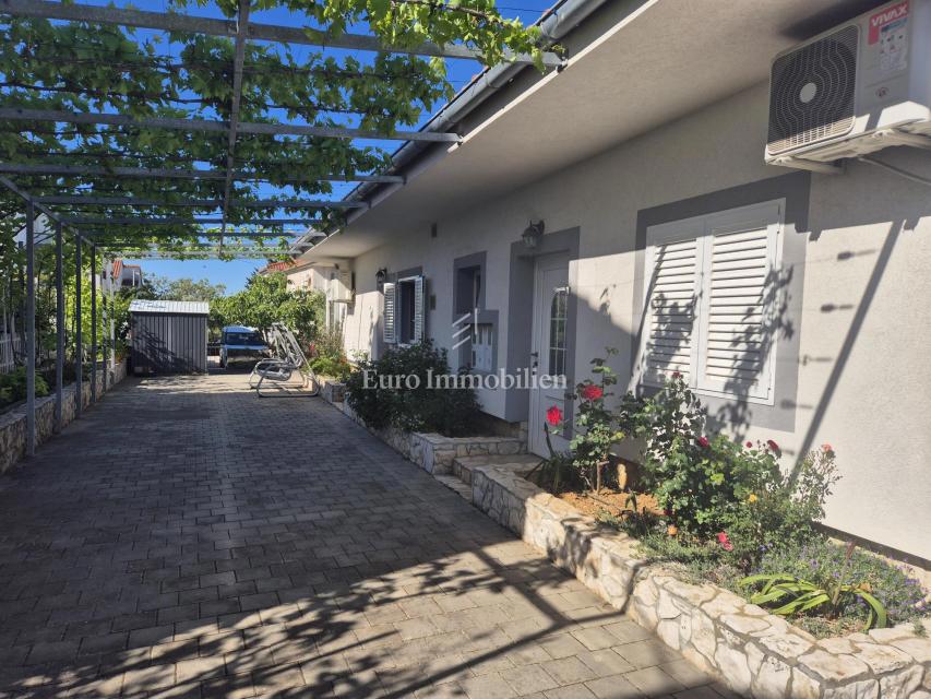 Pirovac - casa con tre appartamenti e cortile