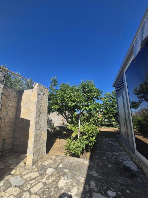 Pirovac - casa con tre appartamenti e cortile