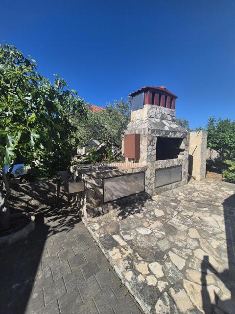 Pirovac - casa con tre appartamenti e cortile