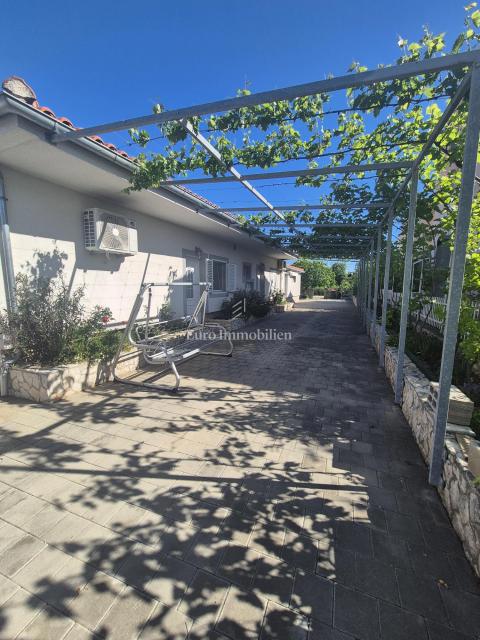 Pirovac - casa con tre appartamenti e cortile