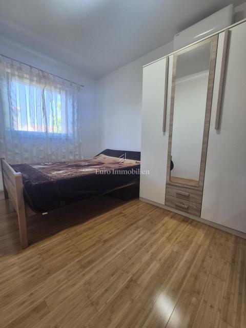 Pirovac - casa con tre appartamenti e cortile