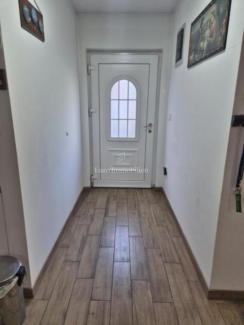 Pirovac - casa con tre appartamenti e cortile