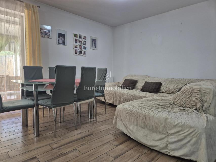 Pirovac - casa con tre appartamenti e cortile