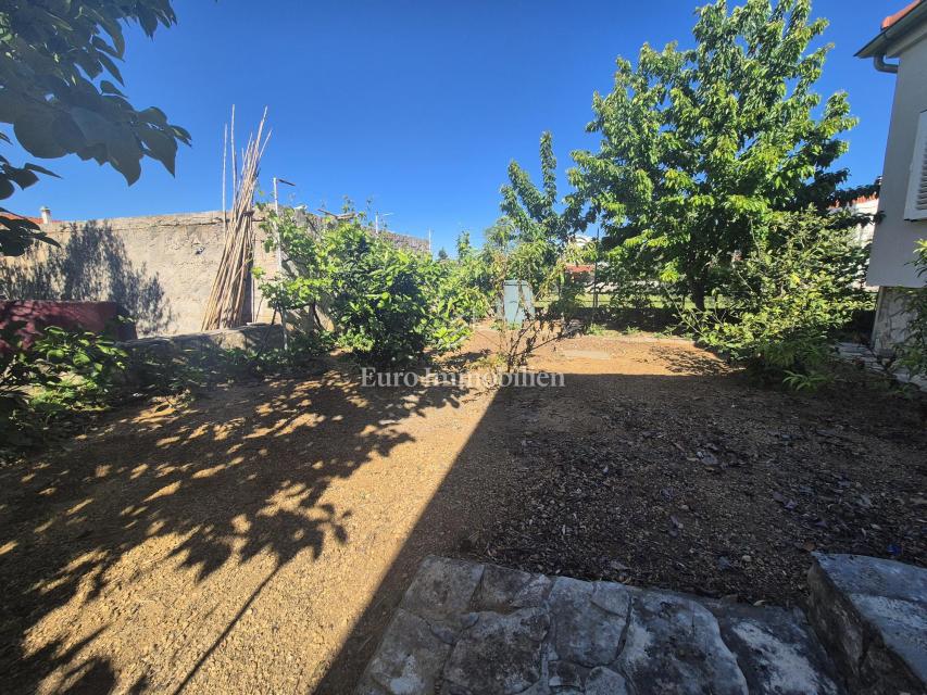 Pirovac - casa con tre appartamenti e cortile