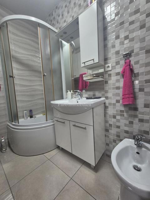 Pirovac - casa con tre appartamenti e cortile