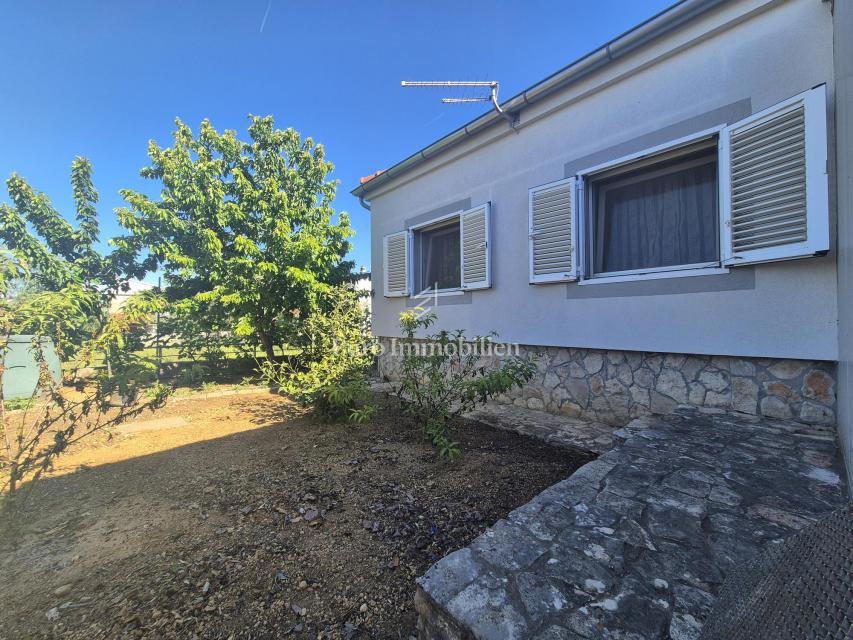 Pirovac - casa con tre appartamenti e cortile