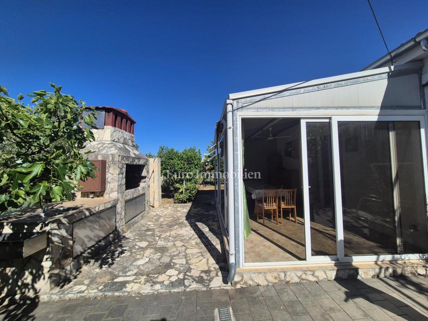 Pirovac - casa con tre appartamenti e cortile