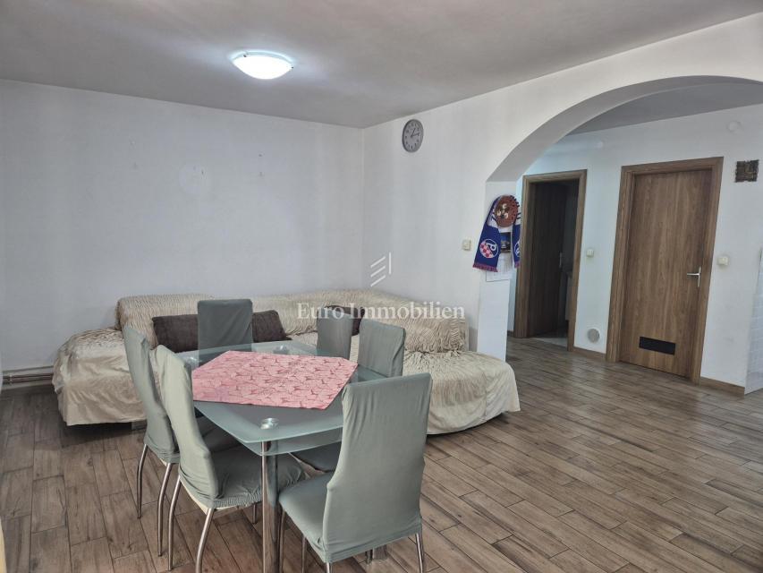 Pirovac - casa con tre appartamenti e cortile