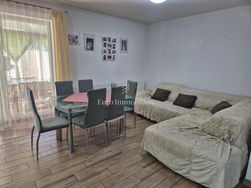 Pirovac - casa con tre appartamenti e cortile