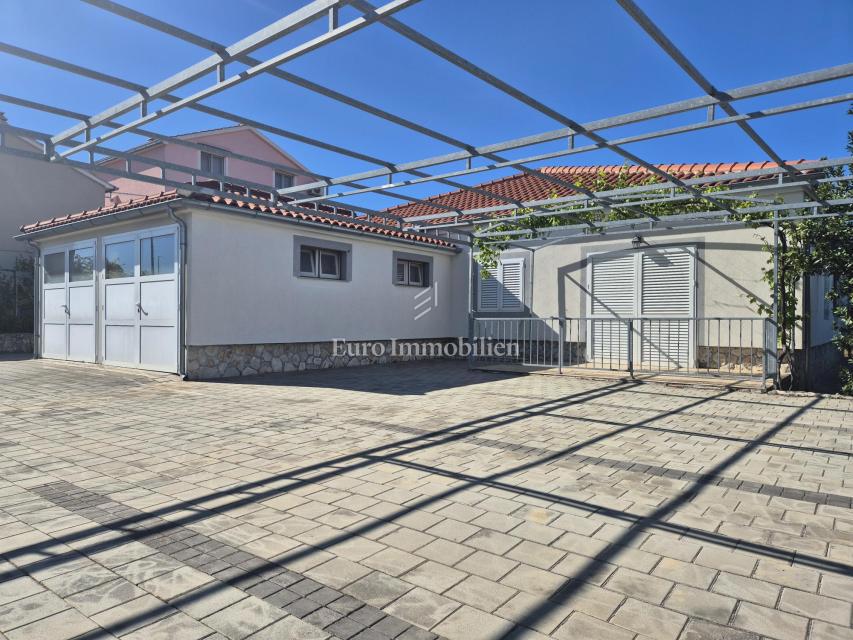 Pirovac - casa con tre appartamenti e cortile