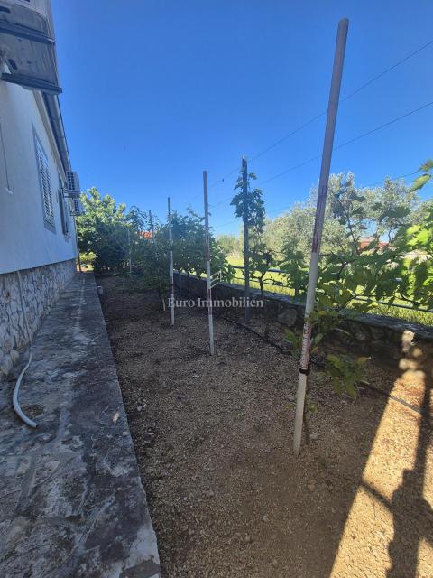 Pirovac - casa con tre appartamenti e cortile