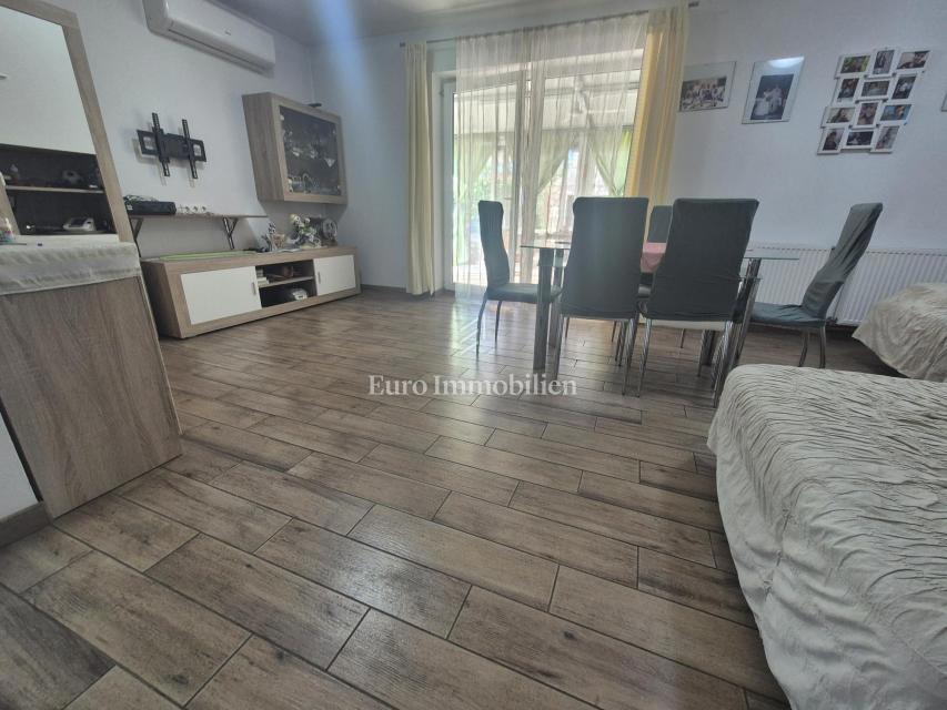 Pirovac - casa con tre appartamenti e cortile