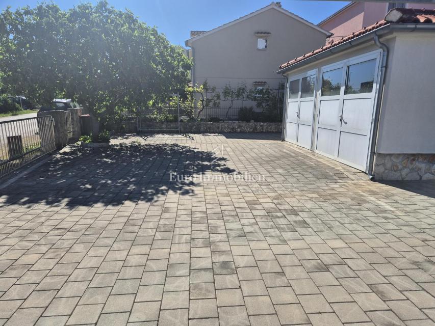 Pirovac - casa con tre appartamenti e cortile