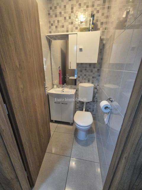 Pirovac - casa con tre appartamenti e cortile