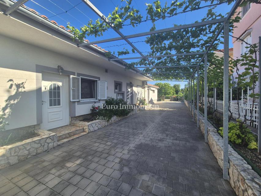 Pirovac - casa con tre appartamenti e cortile