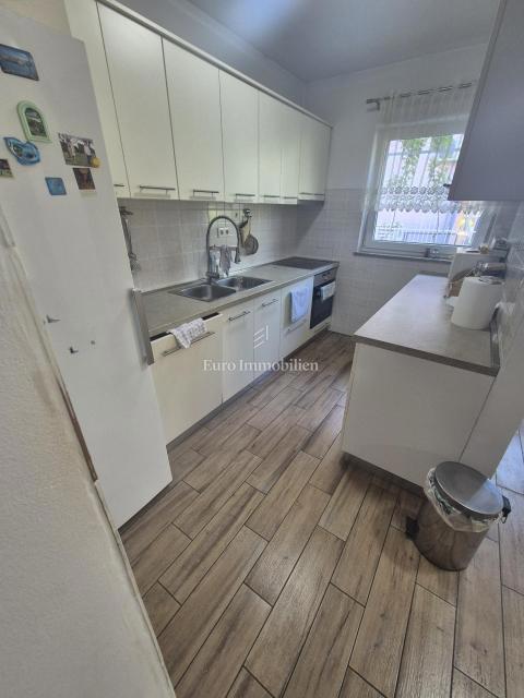 Pirovac - casa con tre appartamenti e cortile