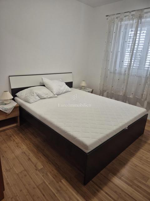 Pirovac - casa con tre appartamenti e cortile