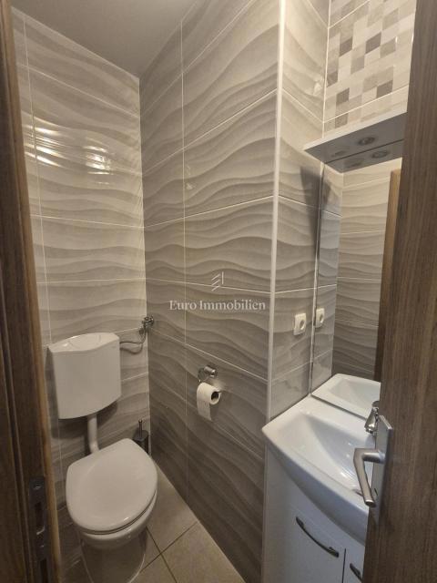 Pirovac - casa con tre appartamenti e cortile