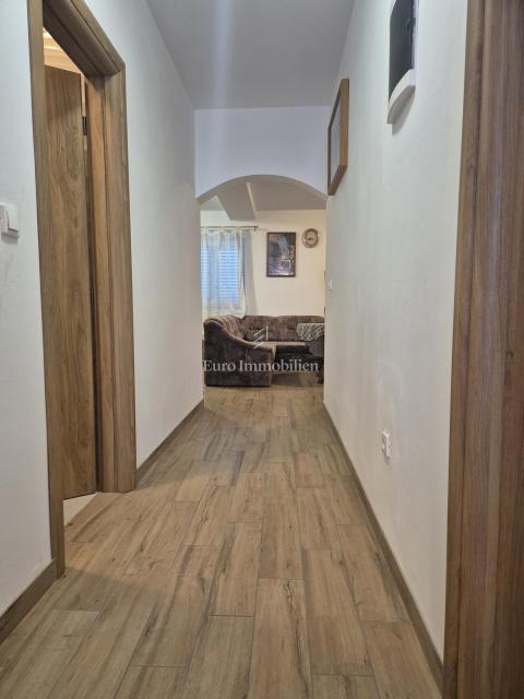 Pirovac - casa con tre appartamenti e cortile