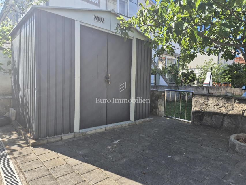 Pirovac - casa con tre appartamenti e cortile