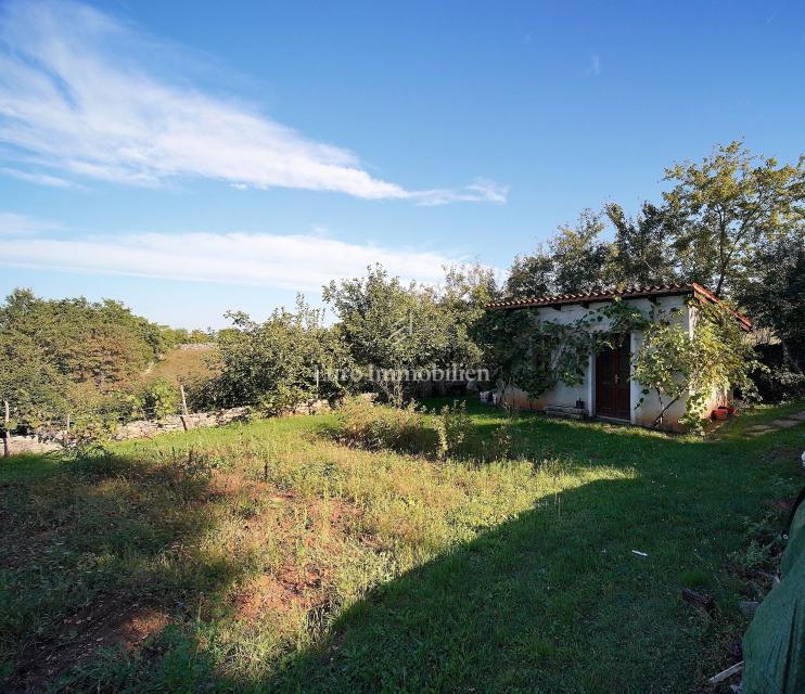 Casa in pietra con giardino - dintorni di Gimino