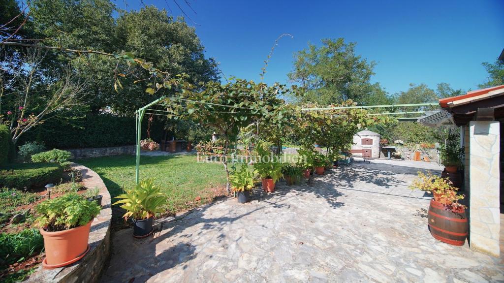 Casa in pietra con giardino - dintorni di Gimino