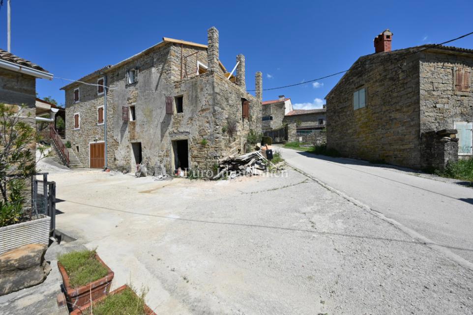 Casa in pietra con vista mare - zona Buie