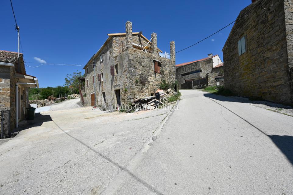 Casa in pietra con vista mare - zona Buie