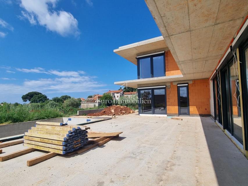 DINTORNI DI PARENZO - bellissima villa con piscina, a 8 km dal mare