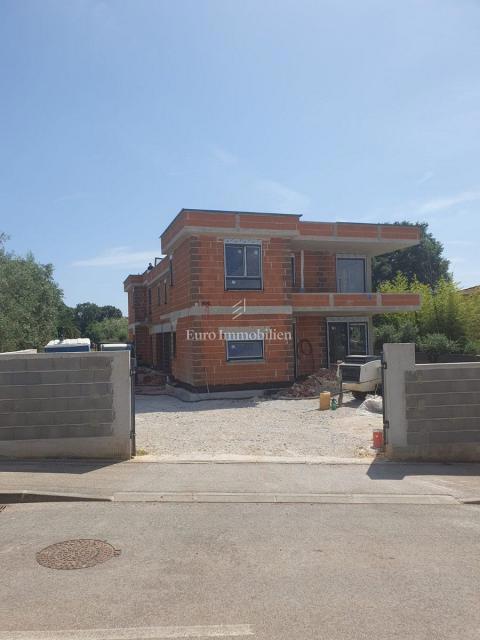 Casa bifamiliare con piscina - MEDULINO