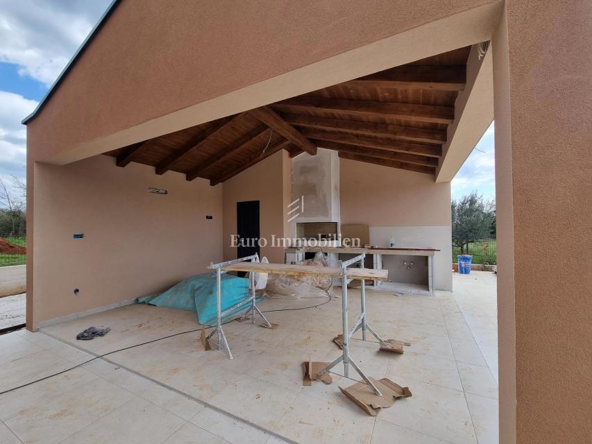 Nuova villa con piscina e garage