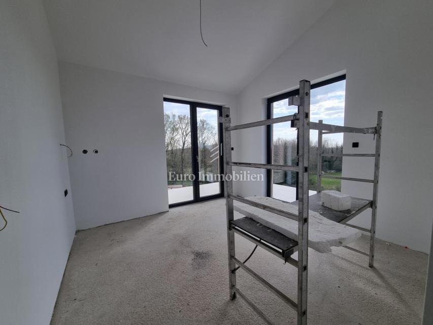 Nuova villa con piscina e garage